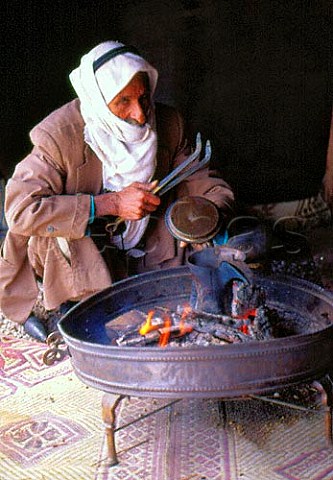 beduin gotovit arabskiy kofe